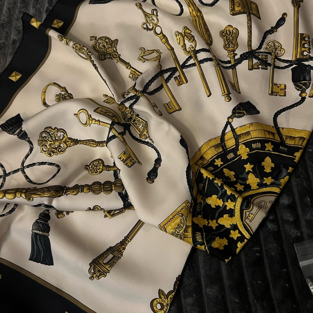 AUTHENTIC Hermès "Les Clés" 90cm Silk Scarf – Black/Gold/White – With Box - Picture 7 of 7